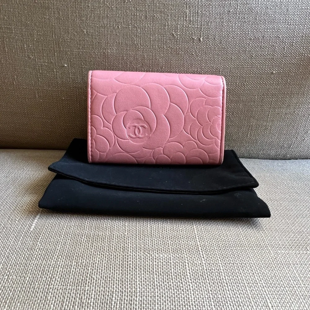 Chanel Camellia Card Holder second hand - Picture 2 of 14